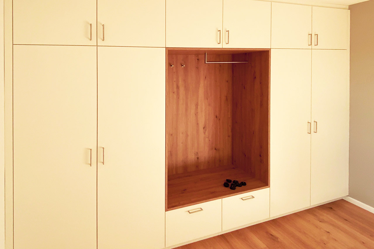 Schrankwand nach Maß von Wand zu Wand Schrankwand nach Maß von Wand zu Wand