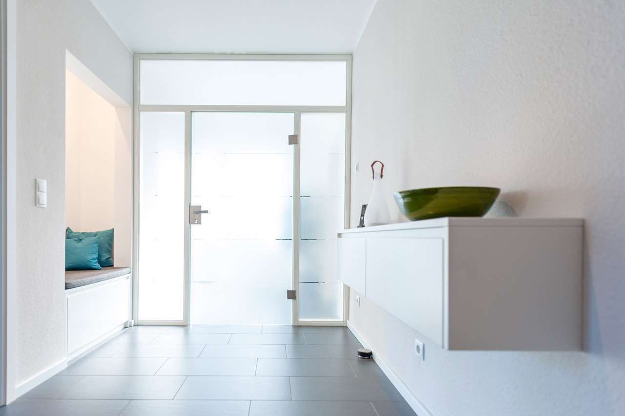 Eingangsbereich mit Sitzbank und Schränken Eingangsbereich mit Sitzbank und Schränken