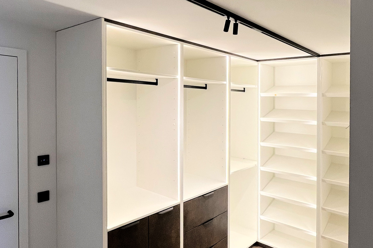 Begehbarer Kleiderschrank nach Maß mit Kleiderstangen, Fächern und Schubladen Begehbarer Kleiderschrank nach Maß mit Kleiderstangen, Fächern und Schubladen
