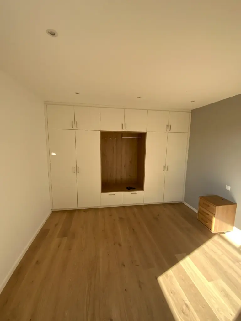 Schrankwand mit integrierter Garderobe