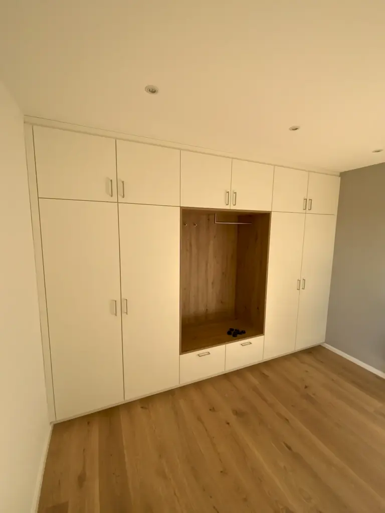 Schrankwand mit integrierter Garderobe
