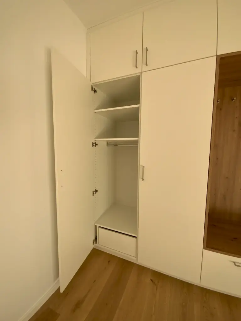 Schrankwand mit integrierter Garderobe