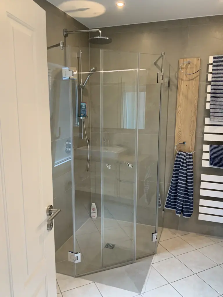 Ebenerdige Dusche in modernisiertem Badezimmer