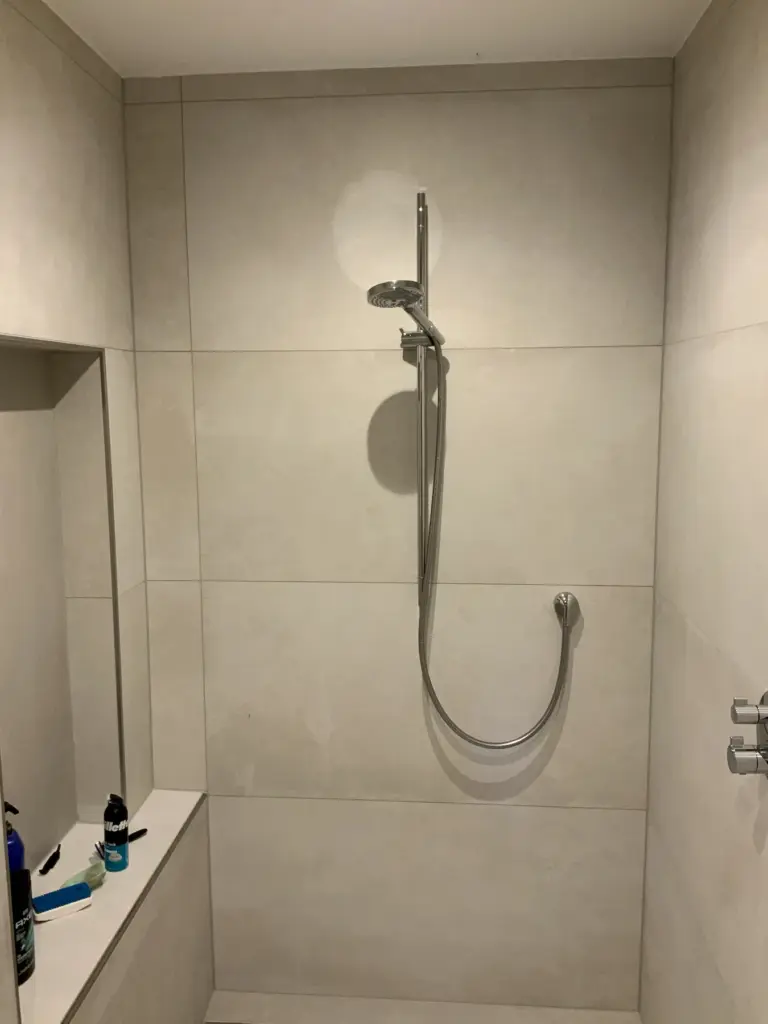 Ebenerdige Dusche mit Ablageflächen