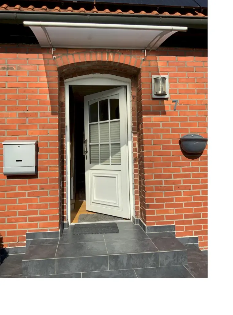 Haustür in Weiß mit Glasfüllung und Sprossenfenster