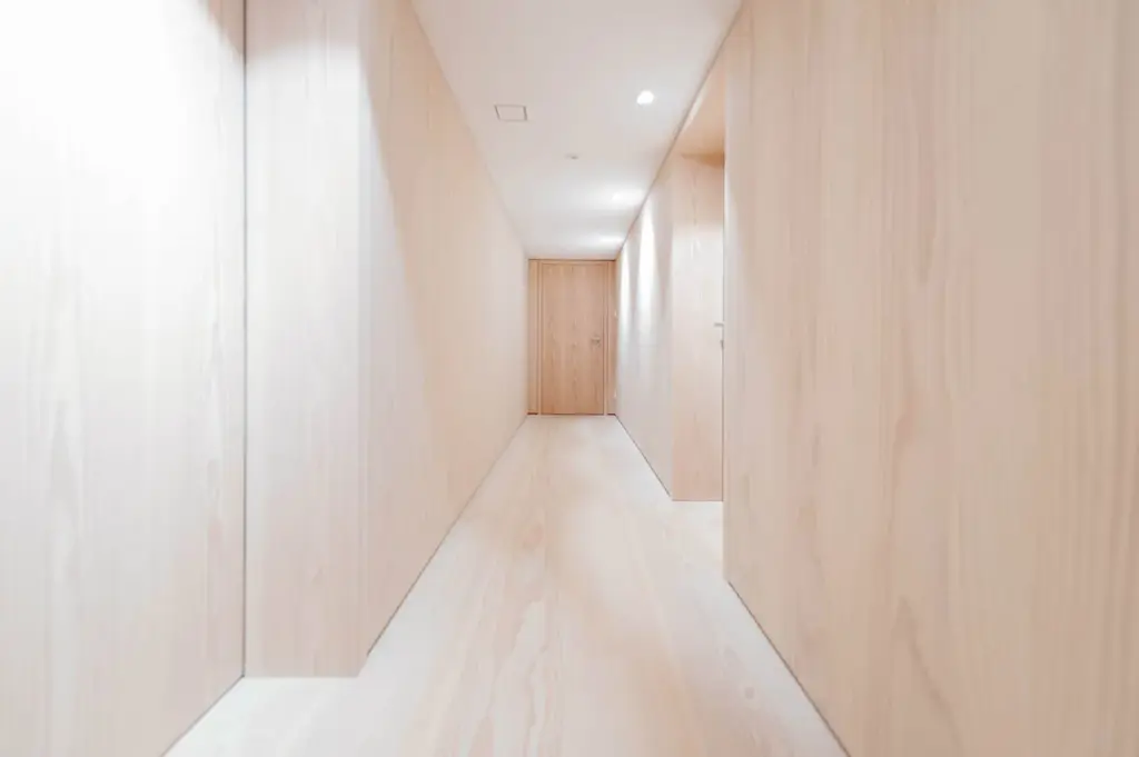 Wandverkleidungen und Innentüren aus Holz