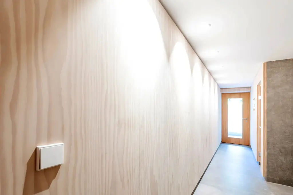 Wandverkleidungen und Innentüren aus Holz