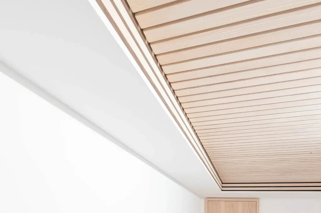 Deckenverkleidung aus Holz