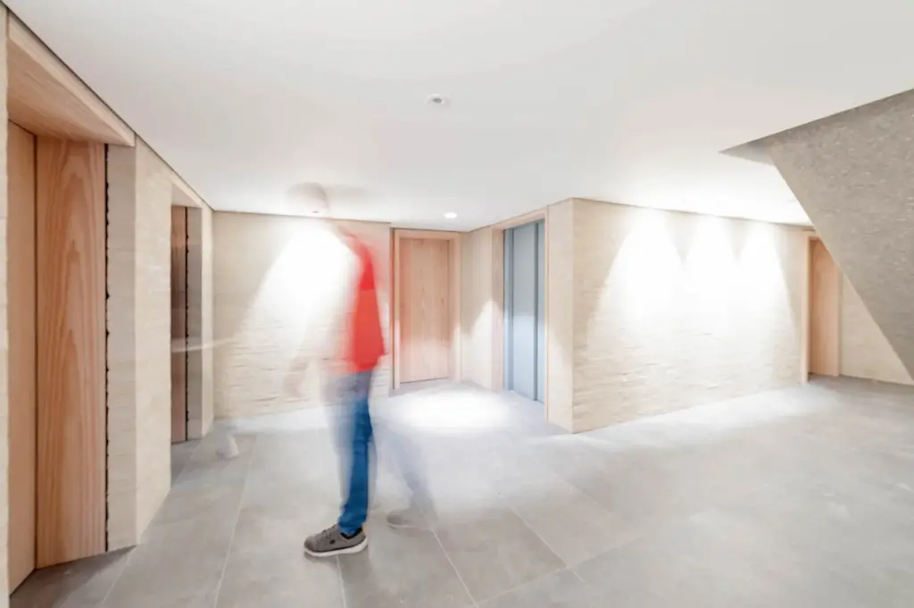 Flur mit Wohnungseinganstüren aus Holz
