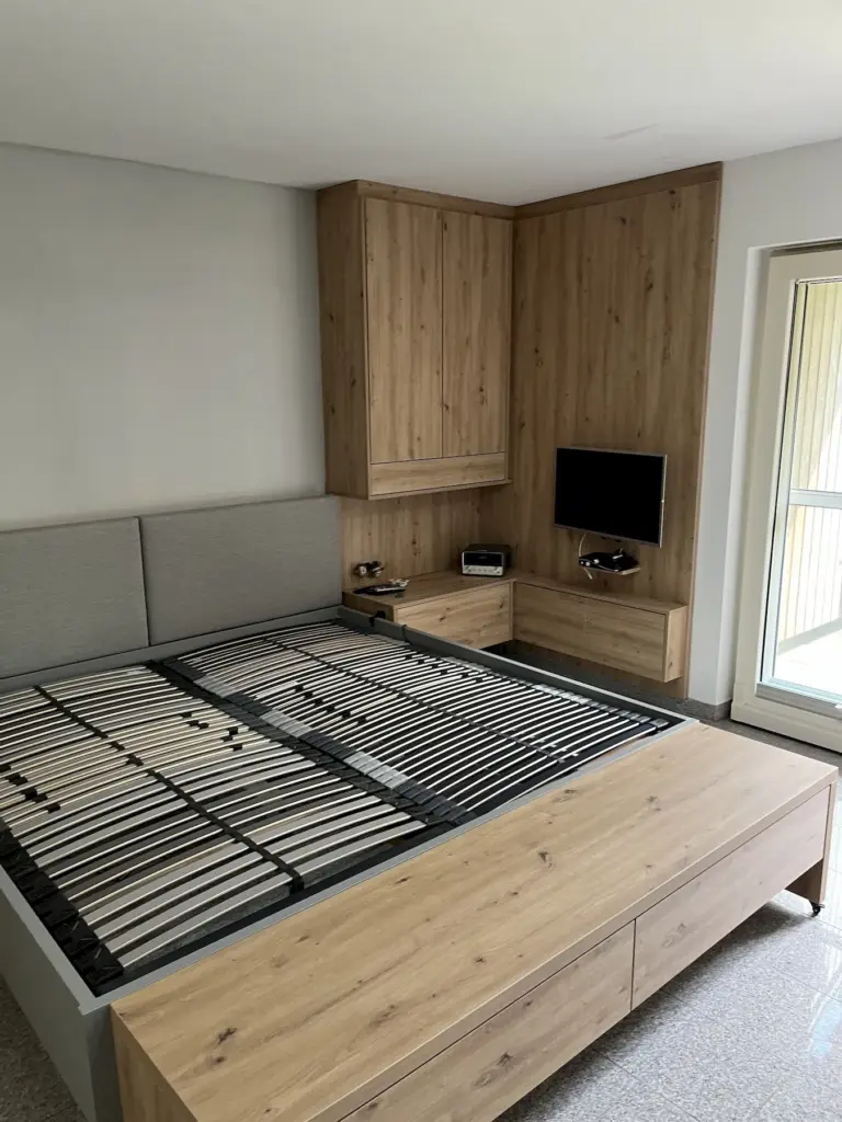 Bett mit Nachttisch Seitenteil