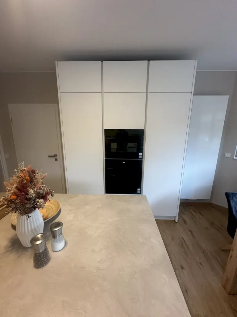Schrankinstallation mit Backofen in neuer Küche