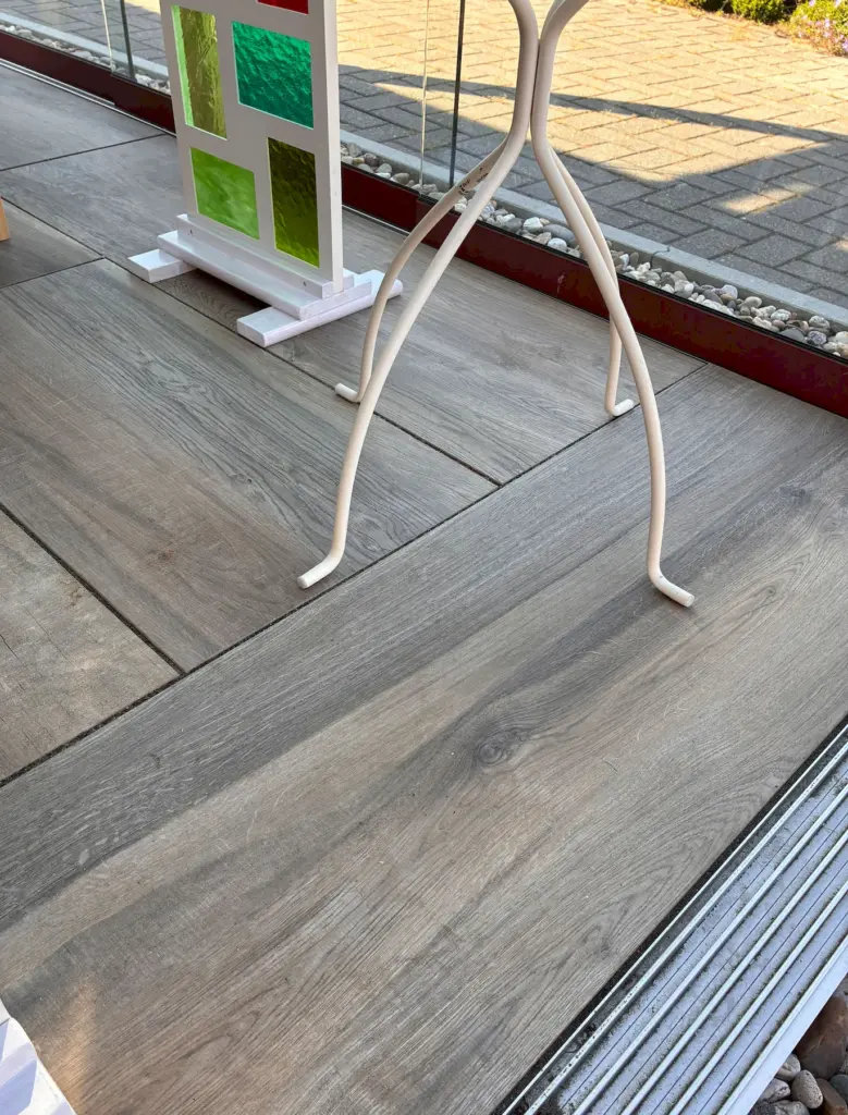Fussboden Fliesen in Holzoptik in einem Sommergarten