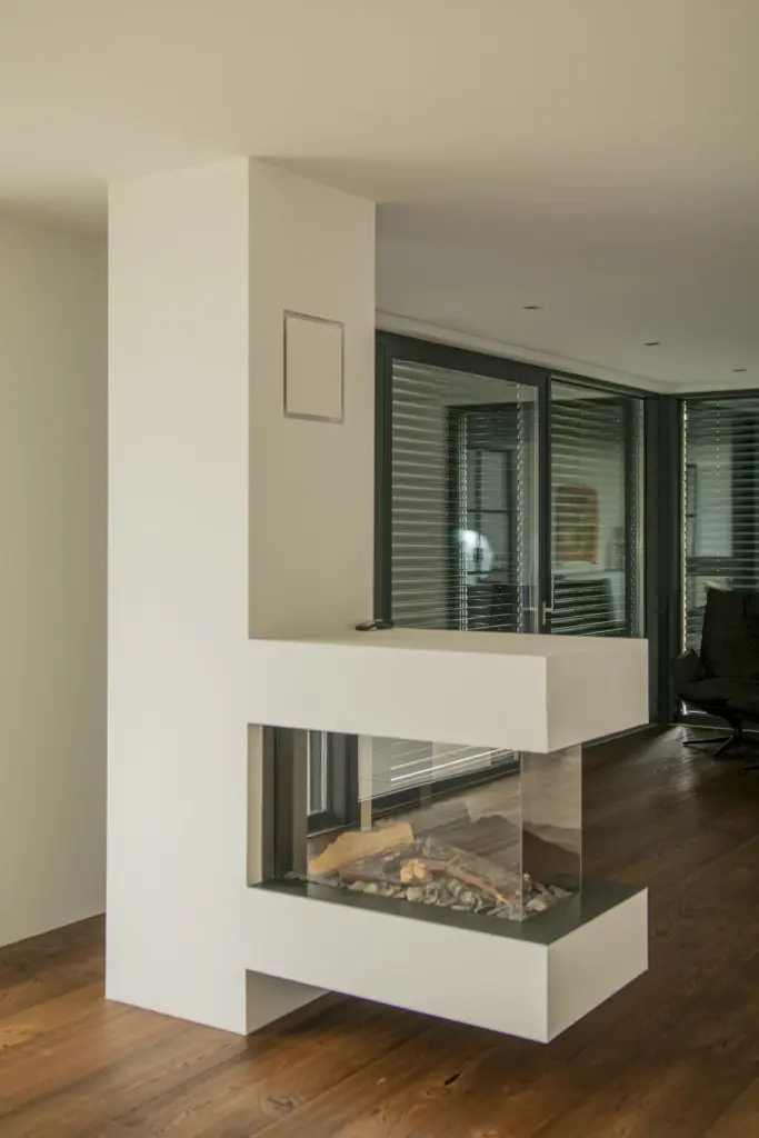 Glaskamin im Wohnraum