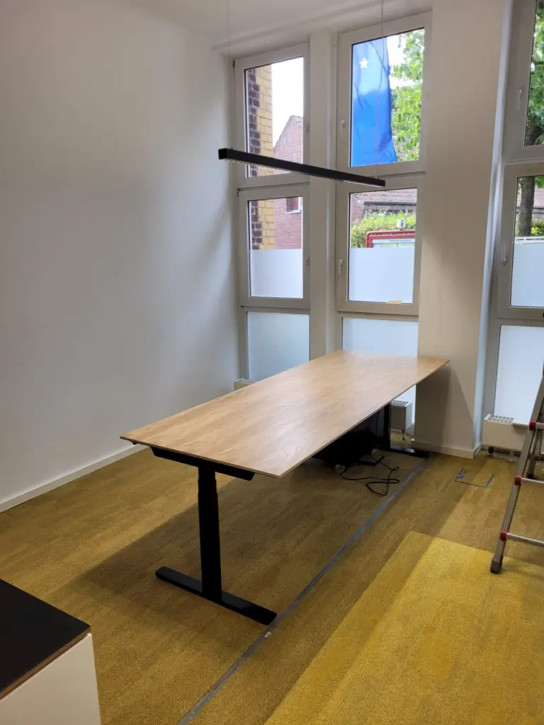 Objekt- Büroeinrichtungen aus Holz