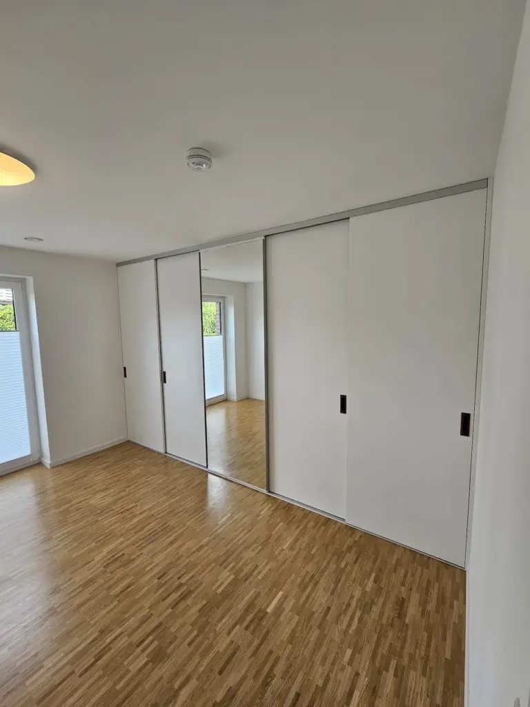 Großer Kleiderschrank mit Schiebetüren