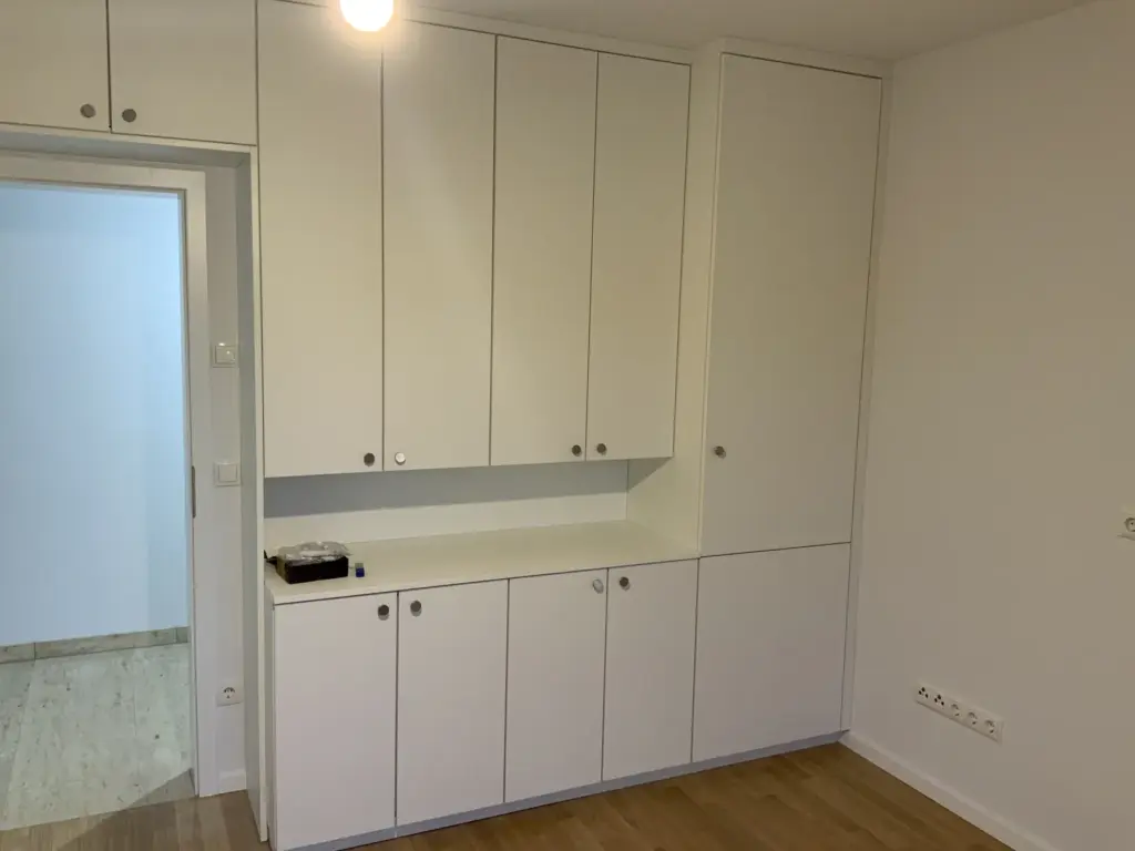 Modernisierte Einbauschränke in Arbeitszimmer