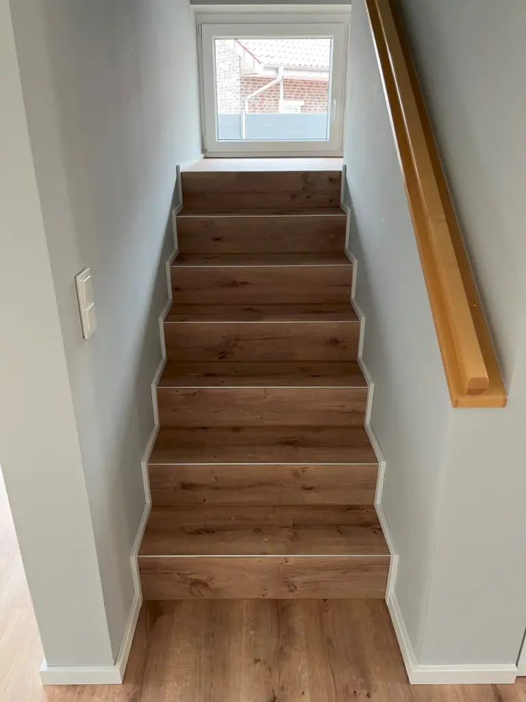 neue Treppe mit Holzoptik