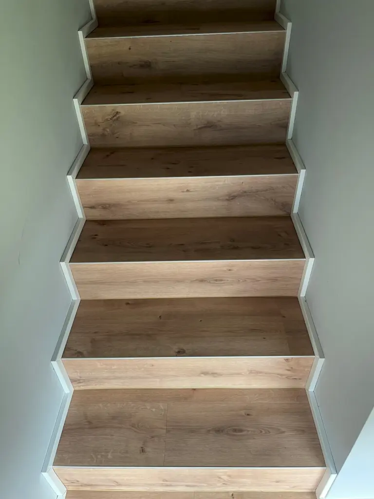 neue Treppe mit Holzoptik