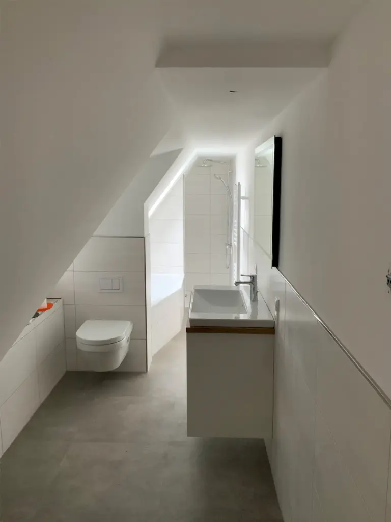 Badezimmer-Modernisierung Dachschräge