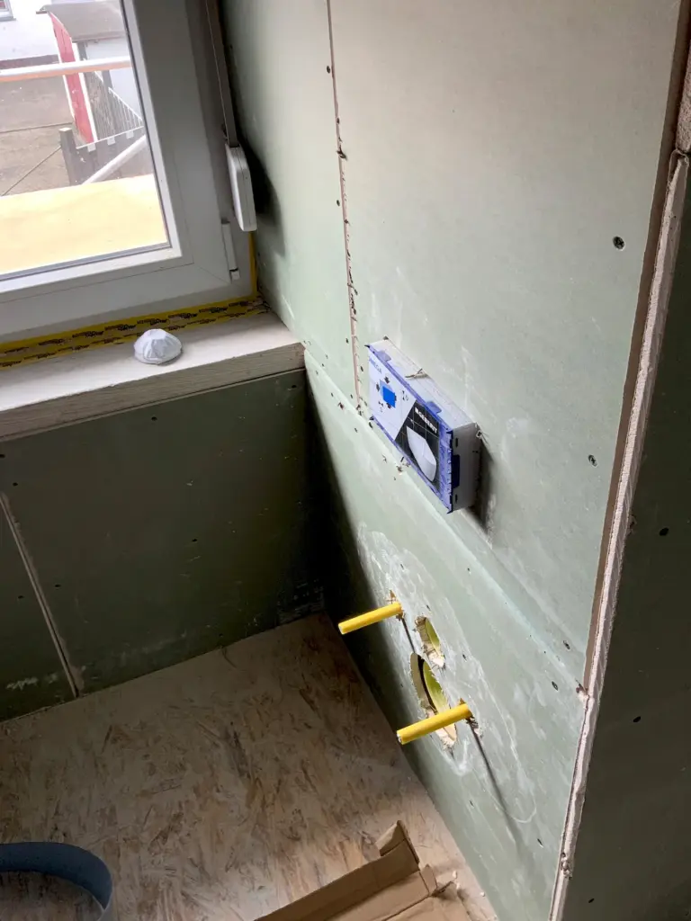 Badezimmerinstallation während der Maßnahme