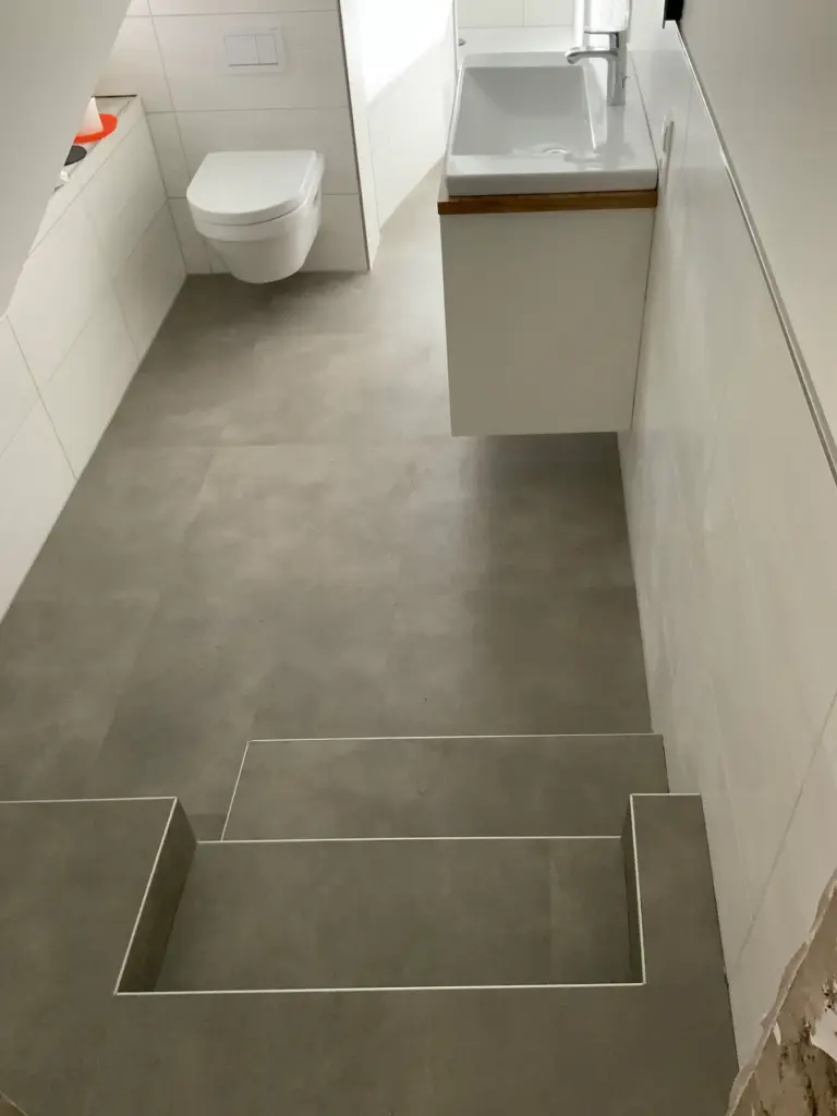 Nidergang zu einem modernisierten Badezimmer