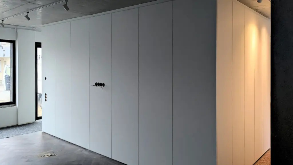 Wandverkleidung an Innenküche