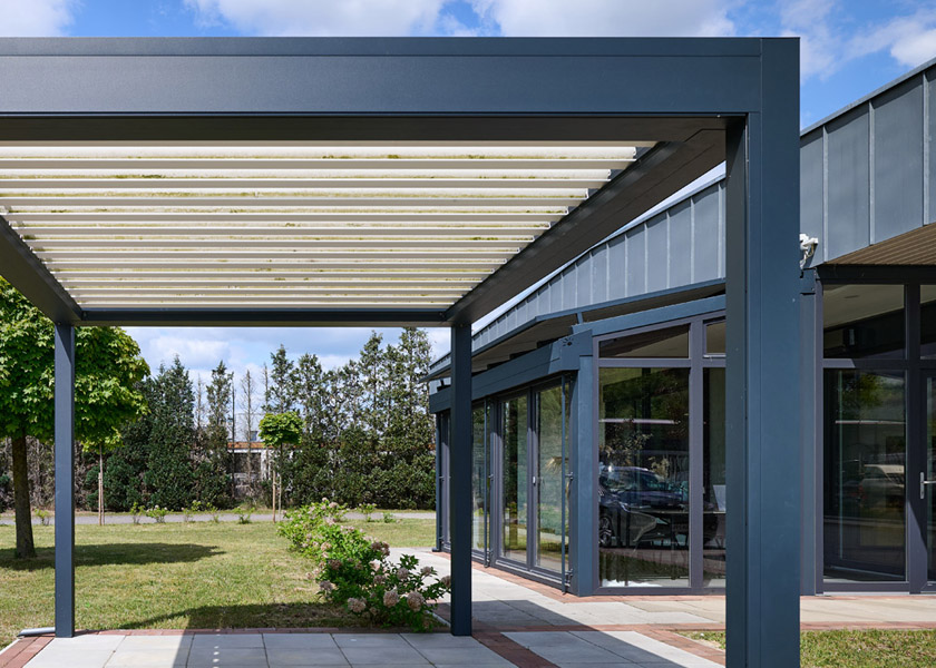 Terrassendächer und Lamellendächer in der RAUMWERKER-Ausstellung in Nordhorn